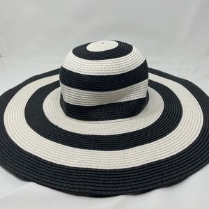 Serra Black and White Striped Hat